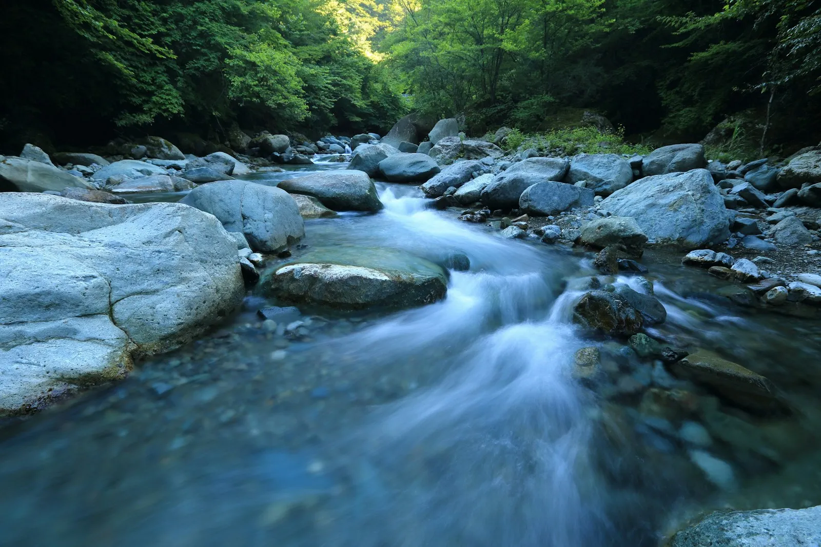 Río que cruza el valle
